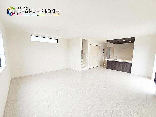 【【リビング】】階段を間に挟んで、リビングとダイニングを配置♪２階へは必ずダイニングを通る、家族がつながりあえる空間設計♪