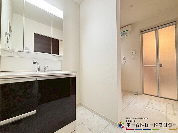 【洗面台・洗面所】白を基調とした爽やかなサニタリースペース。毎日の身支度も気持ち良くお使い頂けます。鏡の裏にも収納がございますので、歯ブラシや化粧品などの小物類もすっきり収納できます♪