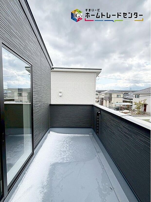 【【バルコニー】】南側に設置されたバルコニー。心地よい陽射しや暖かな風を楽しむことが出来ます。晴れた日にはたっぷりの洗濯物や布団を干せます！