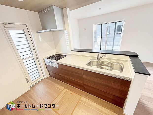 【キッチン】【キッチン】
窓付きの明るく爽やかなキッチンスペース。床下収納もございますので、いつでもすっきりとお使い頂けそうです。