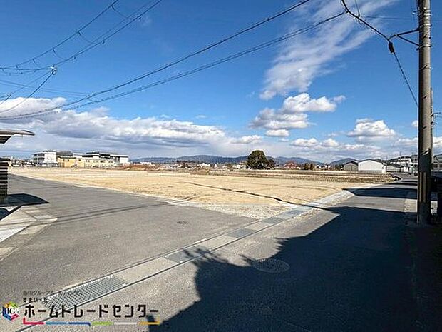 【前面道路含む現地写真】全6棟♪陽当りの良い道路に面したお住まい。道路幅も広めで、開放感たっぷり♪分譲地内に道路を通しており、ここで分譲地のコミュニティーができますね☆