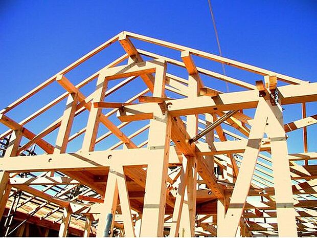 【日本の風土に調和する伝統的な「木造軸組工法」】常に呼吸し、気候の変化に合わせて微妙に伸縮する木材こそが、高温多湿な日本の気候風土に最適と確信し、木の家つくりにこだわっています。土台、柱、梁などの住宅の骨格を木の軸で造る工法で、1000年以上にわたり、改良・発達を繰り返してきました。
