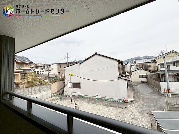 【住戸からの眺望写真】周辺は閑静な住宅地となっております。風通しも良く穏やかな時間をお過ごしいただけます♪