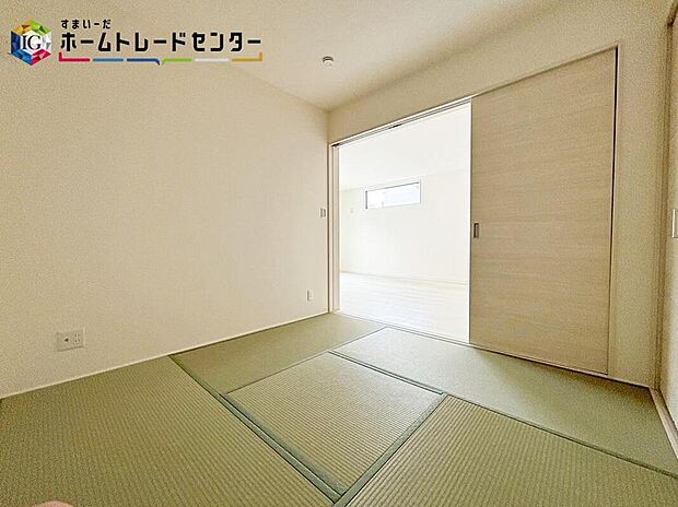 【【和室】】２WAYに使える和室。戸を開ければリビングと一体に。閉じれば独立した和室に。お客様の宿泊にも対応できる頼もしい空間です。