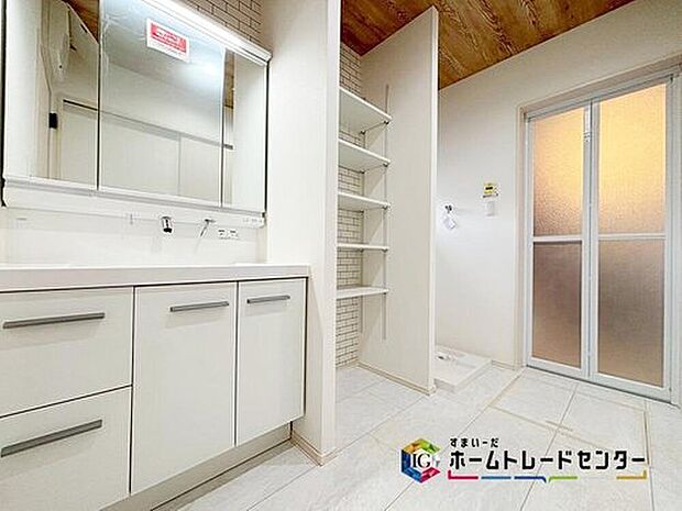 【【洗面所】】白を基調とした爽やかなサニタリースペース。清潔感のある快適空間です。毎日の身支度も気持ち良くお使い頂けます。
