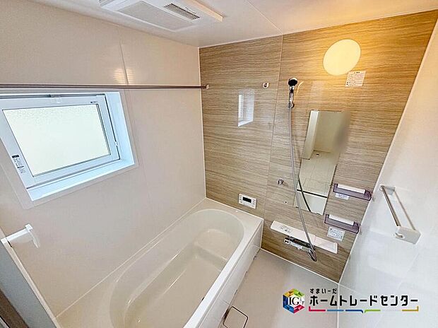 【浴室】毎日の疲れを癒す浴室は１坪タイプです♪足を伸ばしてゆっくりとくつろげます♪窓付きのバスルームは、明るく換気環境も良好♪日中の入浴も気持ちよくお使い頂けそうです♪