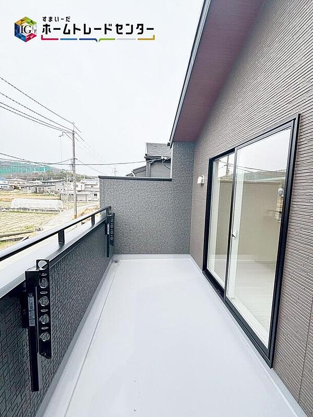 【バルコニー】バルコニーは２部屋より出られて便利♪暖かな陽射しをたっぷり楽しもう♪シーツなど大きな洗濯物もらくらく干せます♪