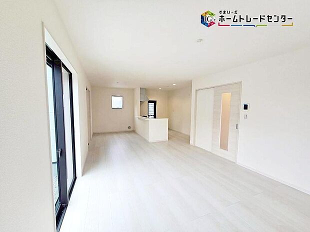 【リビング】広々とした開放感あふれるリビングです。ゆったり寛げる充分な広さがございますので、ご家族でインテリアのレイアウトを考えるのも楽しみになりそうです♪