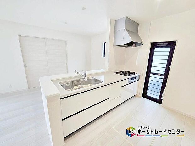 【キッチン】人気のある対面式キッチン♪お食事の準備をしながらご家族との会話を楽しめます。リビングにいるご家族の様子が一目で分かるので、小さいお子様がいても安心です♪