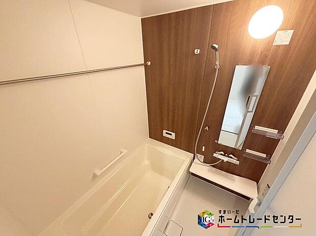【【浴室】】毎日の疲れを癒す浴室は1坪タイプです。足を伸ばしてゆっくりとくつろげます。窓付きのバスルームは、明るく換気環境も良好。日中の入浴も気持ちよくお使い頂けそうです。