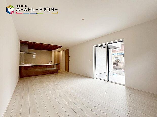 【【リビング】】広々としたLDKに、自分好みのインテリアでレイアウト。季節ごとに模様替えなども、楽しみの一つとなりそうです。