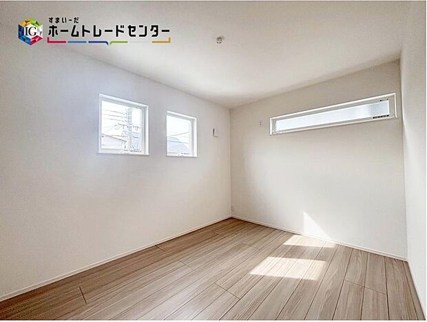 【リビング以外の居室】お陽さまの光をさわやかな風をたっぷりとりこめます♪室内はいつも明るい印象なので気持ちの良い朝を迎えられます。毎日の生活も明るくなりそうです。