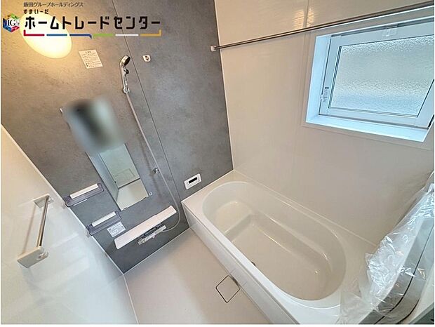 【浴室】窓付きのバスルーム。陽射し差し込む明るい環境は、日中の入浴も気持ち良くお使い頂けそうです。また、換気環境も良好です。