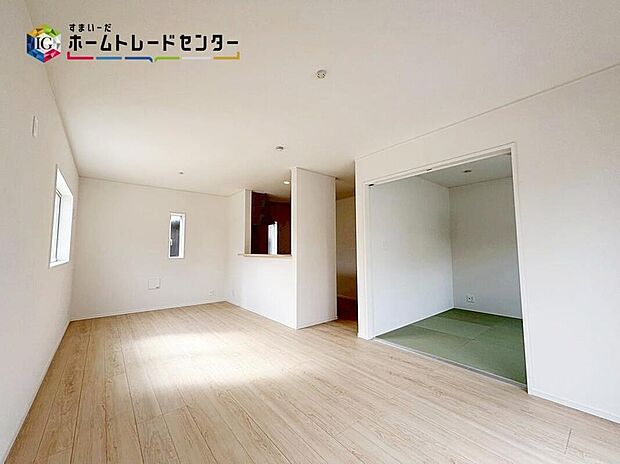 【リビング】採光良好なリビングは、ご家族の憩いの空間。居心地の良い快適な安らぎの場所にもなりそうです。