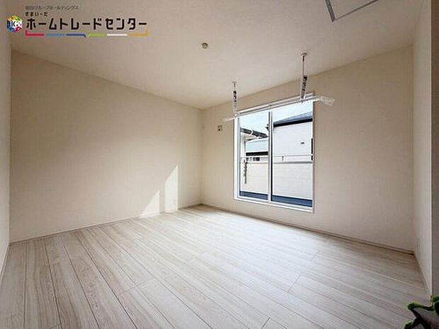 【居室】バルコニーに面した主寝室には、大きな窓を用意しております。暖かい日差し差し込む快適空間となっております。