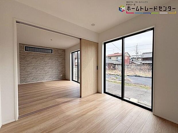 【リビング横の洋室】２WAYに使えるリビング横の洋室。戸を開ければリビングと一体に。閉じれば独立した洋室に。お客様の宿泊にも対応できる頼もしい空間です。