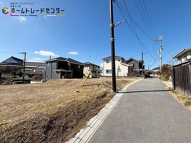 【【前面道路含む現地写真】※2号棟側】今から見たい！大歓迎です♪お気軽にホームトレードセンターまでお問い合わせください♪