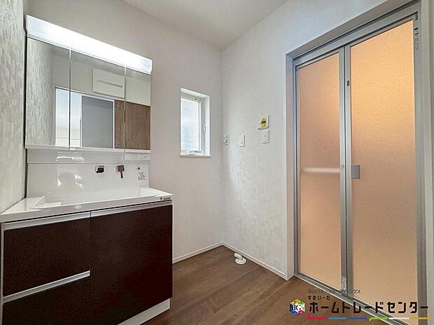 【洗面台・洗面所】白を基調とした爽やかなサニタリースペース。清潔感のある快適空間です。毎日の身支度も気持ち良くお使い頂けます。