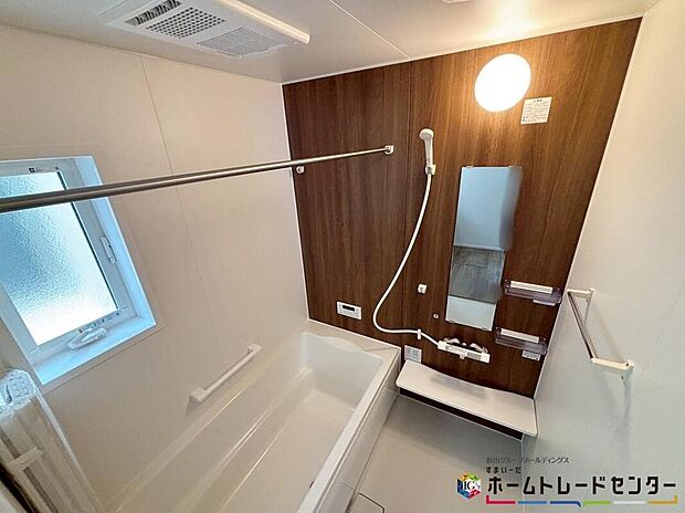 【浴室】毎日の疲れを癒す浴室は１坪タイプです。足を伸ばしてゆっくりとくつろげます。
窓付きのバスルームは、明るく換気環境も良好。日中の入浴も気持ちよくお使い頂けそうです。