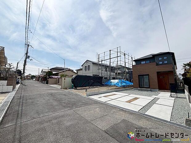 【前面道路含む現地写真】一戸建ての大きなメリットは、「自分の土地」を自由に使えること♪好きなペットが飼えるほか、ガーデニングやＤＩＹ、車やバイクの手入れなど様々な趣味を楽しめます♪