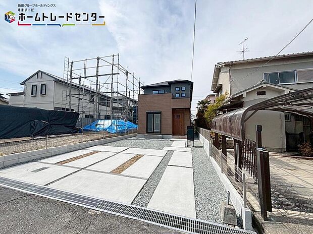 【現地外観写真】近鉄学園前駅まで徒歩22分♪「学園大和町三丁目」停歩１分♪玄関と駐車スペースとの行き来もしやすく、雨の日などにお車の乗り降りが便利です♪