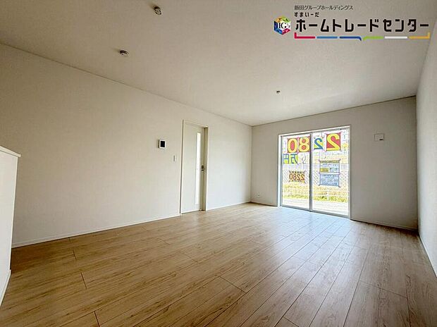 【リビング】大きな窓のあるリビングは、陽光あふれる明るい空間です。居心地良く、ご家族皆がゆったり寛げる憩いの空間となりそうです。