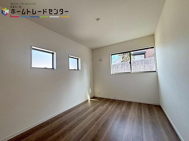 【リビング以外の居室】2面採光を確保した明るい室内は、風通しも良く、大変居心地の良い空間となっております♪爽やかな風を感じて起きる朝は、快適生活の始まりに♪