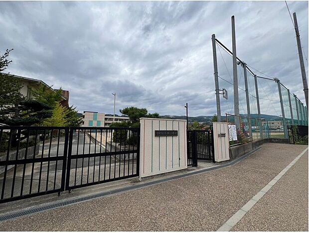 平群町立平群小学校（約900m）