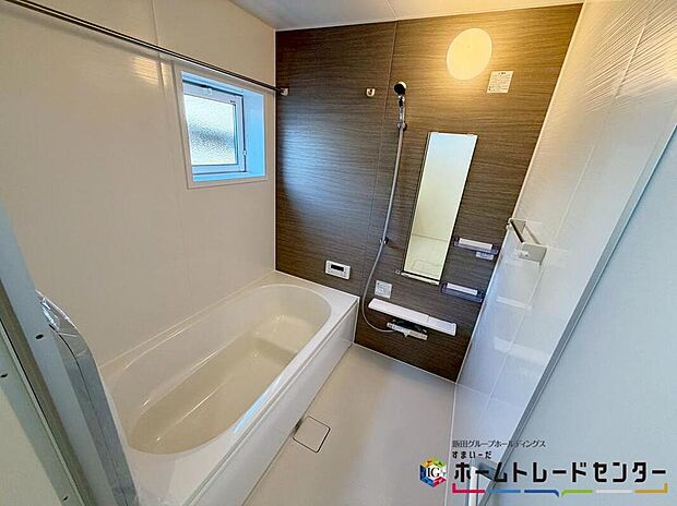 【浴室】窓付きのバスルーム。陽射し差し込む明るい環境は、日中の入浴も気持ち良くお使い頂けそうです。また、換気環境も良好です。