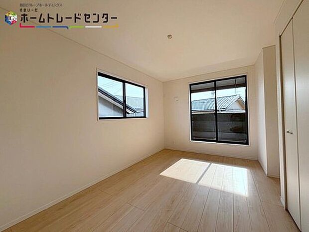 【【主寝室】】バルコニーに面した主寝室には、大きな窓を用意しております。暖かい日差し差し込む快適空間となっております。