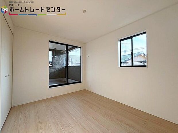 【【居室】】2面採光を確保した明るい室内は穏やかな時間が流れます♪風通しも良く、大変居心地の良い空間となっております！爽やかな風を感じて起きる朝は、快適生活の始まりに！