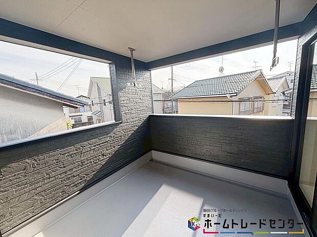 【【インナーバルコニー】】十分な広さのインナーバルコニーがございます！リモートワークの休憩時間に、ちょっと外の風にあたってリフレッシュしませんか？