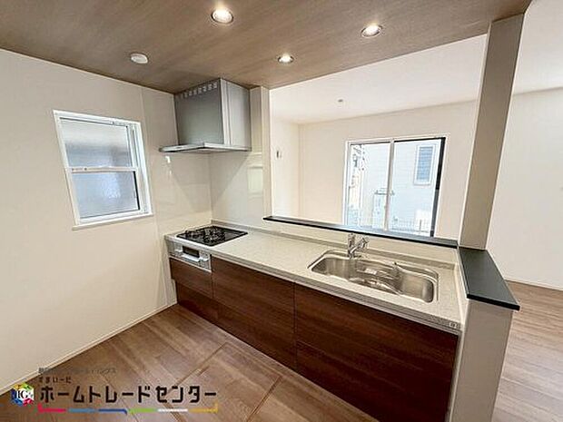 【【キッチン】】窓付きの明るく爽やかなキッチンスペース。床下収納もございますので、いつでもすっきりとお使い頂けそうです。