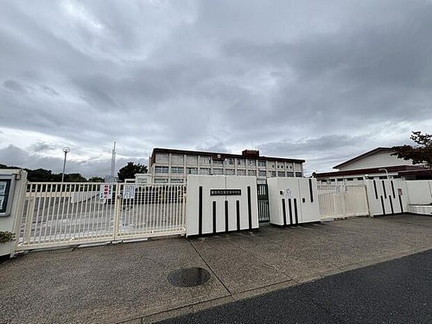 香芝市立香芝東中学校(約1,340m)