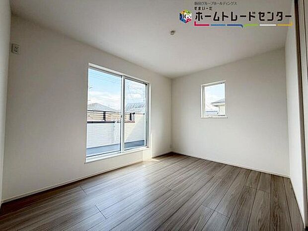 【【居室】】バルコニーに面した主寝室には、大きな窓を用意しております。暖かい日差し差し込む快適空間となっております。