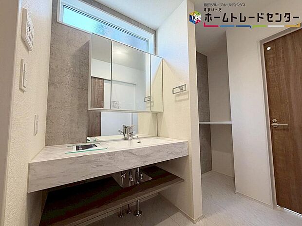 【【洗面所】】白を基調とした爽やかなサニタリースペース。清潔感のある快適空間です♪毎日の身支度も気持ち良くお使い頂けます♪