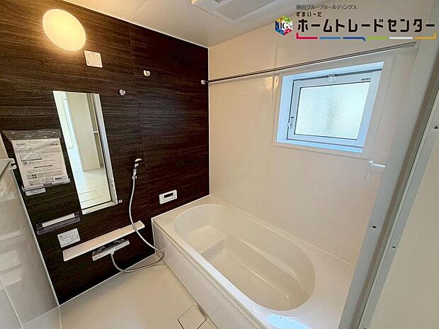 【【浴室】】毎日の疲れを癒す浴室は１坪タイプです♪足を伸ばしてゆっくりとくつろげます♪窓付きのバスルームは、明るく換気環境も良好♪日中の入浴も気持ちよくお使い頂けそうです♪