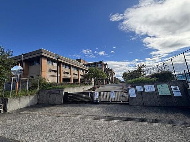 大和郡山市立郡山東中学校(約1,630m)