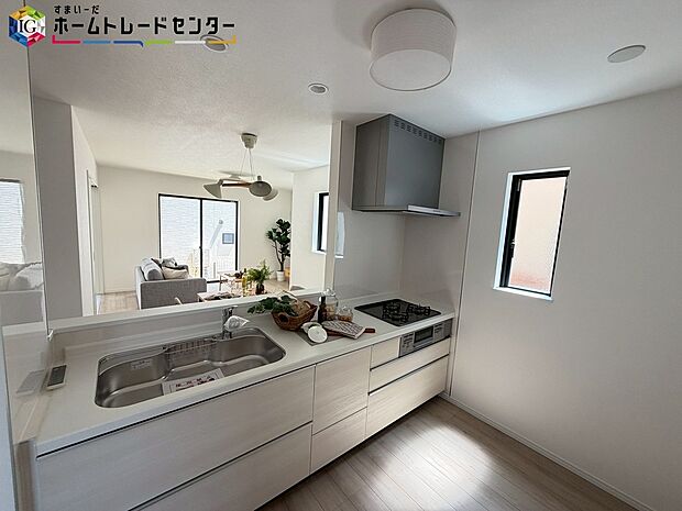 【【キッチン】】【キッチン】
窓付きの明るく爽やかなキッチンスペース。床下収納もございます♪どこを開けても大容量収納のビッグスライドキッチン！圧力鍋やパスタ鍋などかさばる調理器具も楽々収納できます♪