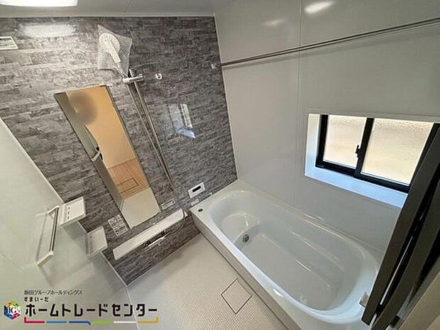 【浴室】毎日の疲れを癒す浴室は１坪タイプです。足を伸ばしてゆっくりとくつろげます。
窓付きのバスルームは、明るく換気環境も良好。日中の入浴も気持ちよくお使い頂けそうです♪


