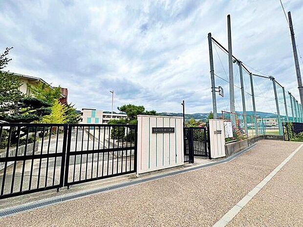 平群町立平群小学校（約650m）