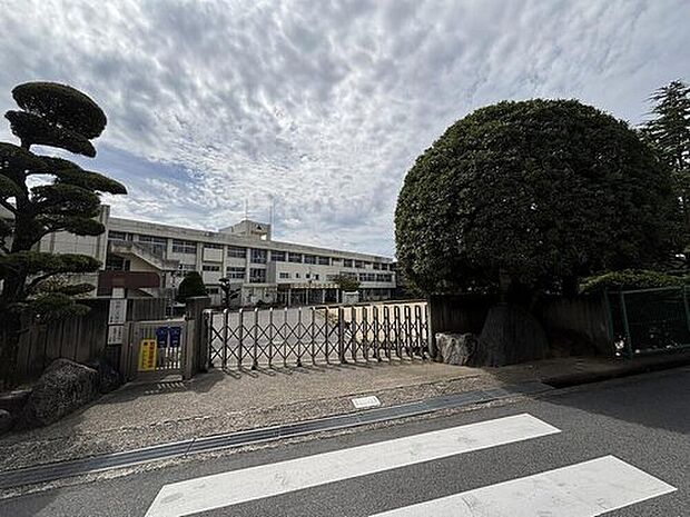 上牧町立上牧第二小学校（約800m）