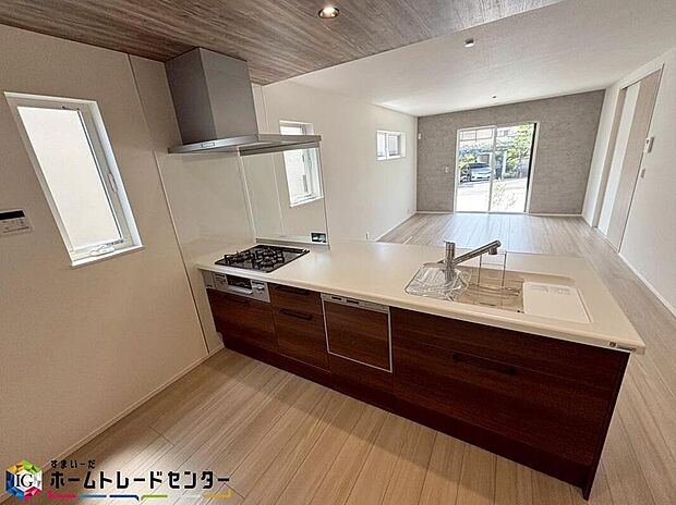 【【キッチン】】収納力豊富な爽やかなシステムキッチンを用意しております。床下収納もございますので、キッチンスペースをいつでもすっきりとお使い頂けそうです。