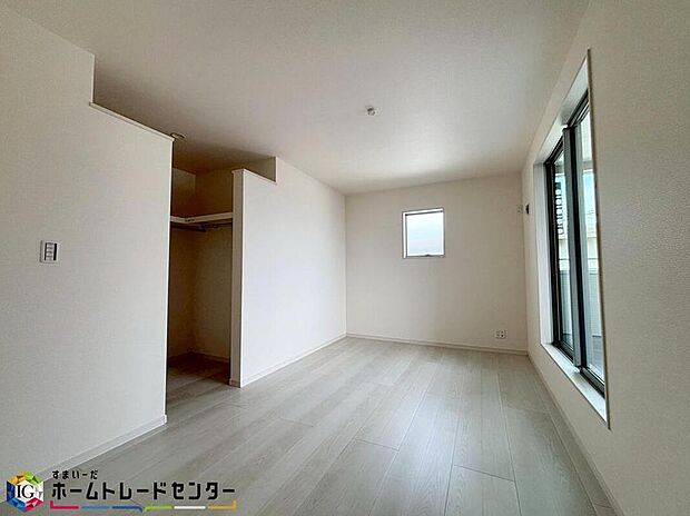 【【居室】】開放的なバルコニー直結のお部屋♪南向きのお部屋なのでお日様の光をたっぷり取り込んで目覚めのいい朝を迎えられること間違いなし♪