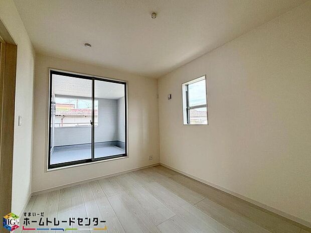 【【居室】】充分な広さの収納を備え、採光良好な洋室は、快適空間。プライベートの時間もゆったりお寛ぎ頂けそうです♪