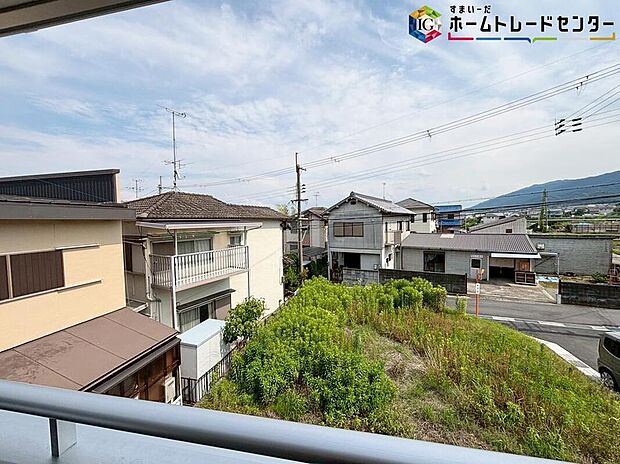 【【バルコニーからの眺望】】周辺は閑静な住宅地となっております。風通しも良く穏やかな時間をお過ごしいただけます。