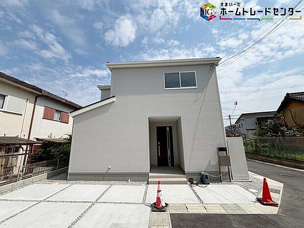 【【現地外観写真】※2号棟】カースペースは2台分♪前面道路は住人以外の車の進入も少なく、小さなお子様を持つご家庭にも安心♪

