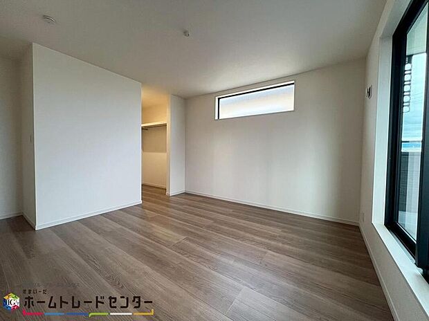 【【居室】】心地良い風を感じられる全居室２面採光！風通しがよく効果的に空気の入れ替えができます。充分な広さの収納を備え、採光良好な洋室は、快適空間。プライベートの時間もゆったりお寛ぎ頂けそうです♪