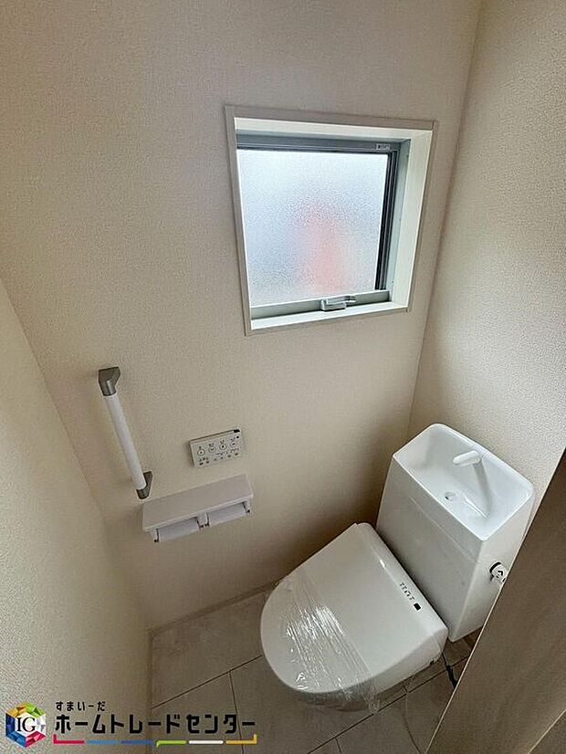 【トイレ】1、2階共に窓付きのトイレスペース。採光もあり明るく、快適空間となっております。毎日使う場所だからこその配慮です。