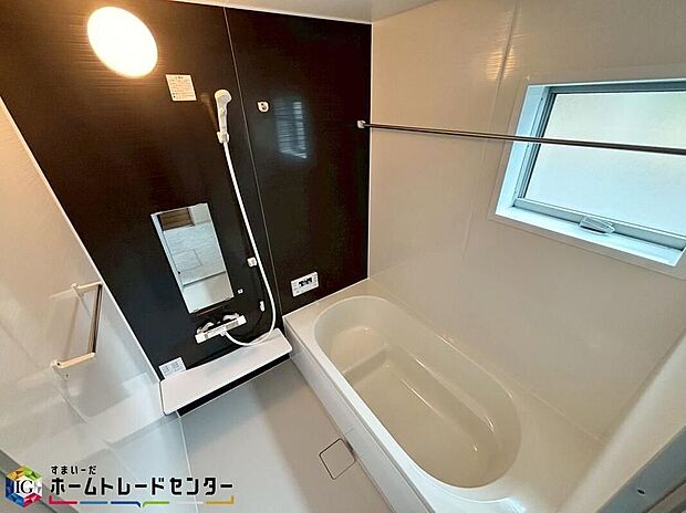 【浴室】毎日の疲れを癒す浴室は１坪タイプです。足を伸ばしてゆっくりとくつろげます。窓付きのバスルームは、明るく換気環境も良好。日中の入浴も気持ちよくお使い頂けそうです。